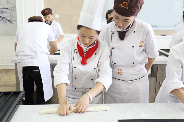 学员制作面包